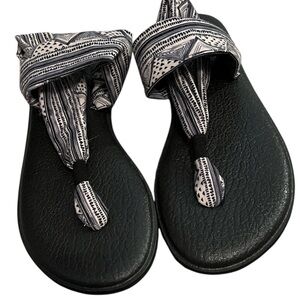 Sanuk Black and White Patterned Women's Sandals - NWOT size 9
